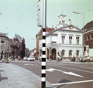 859584 Gezicht in de Wittevrouwenstraat te Utrecht met op de voorgrond de Wittevrouwenbrug.